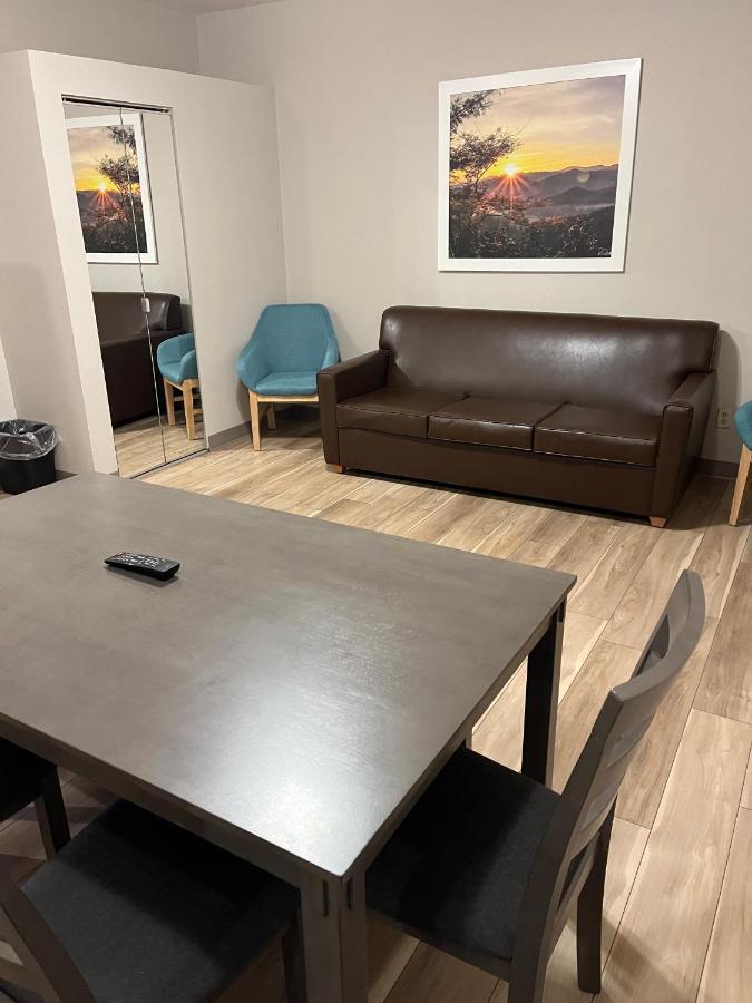 One-Bedroom King Suite - Non-Smoking at Days Inn by Wyndham Hutchinson