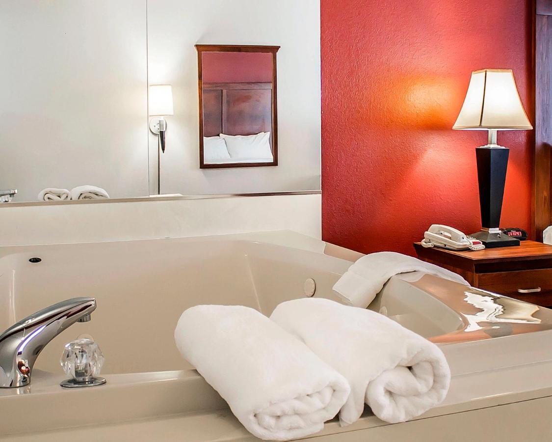 Standard Queen Room with Hot Tub - Non-Smoking at Quality Inn Lima Northeast