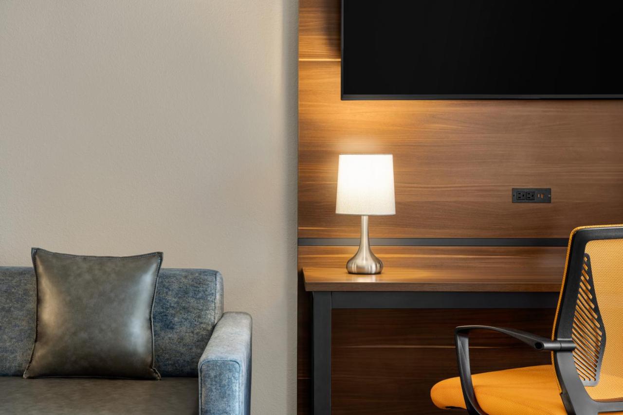 King Suite with Sofa Bed at Four Points by Sheraton Columbus-Polaris