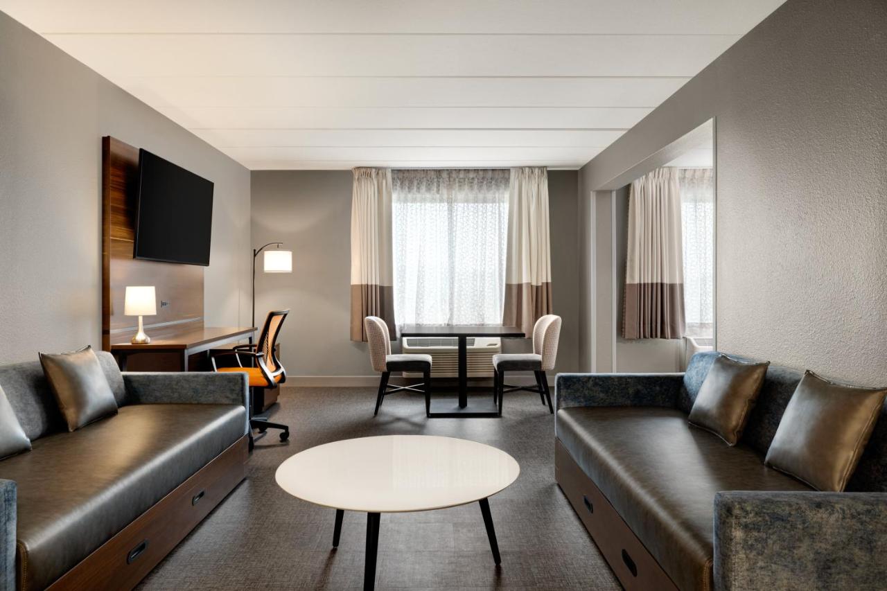 King Suite with Sofa Bed at Four Points by Sheraton Columbus-Polaris