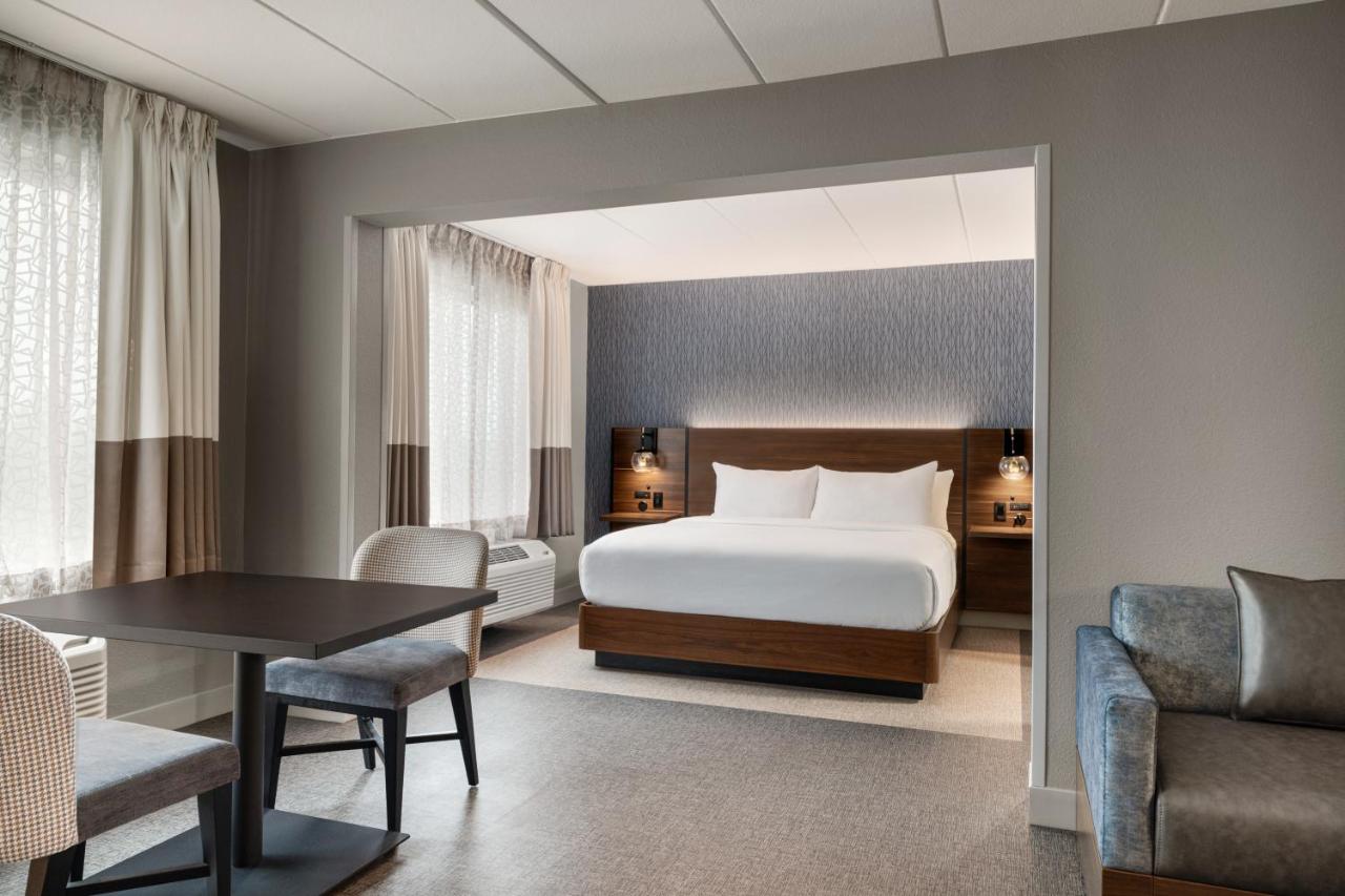 King Suite with Sofa Bed at Four Points by Sheraton Columbus-Polaris