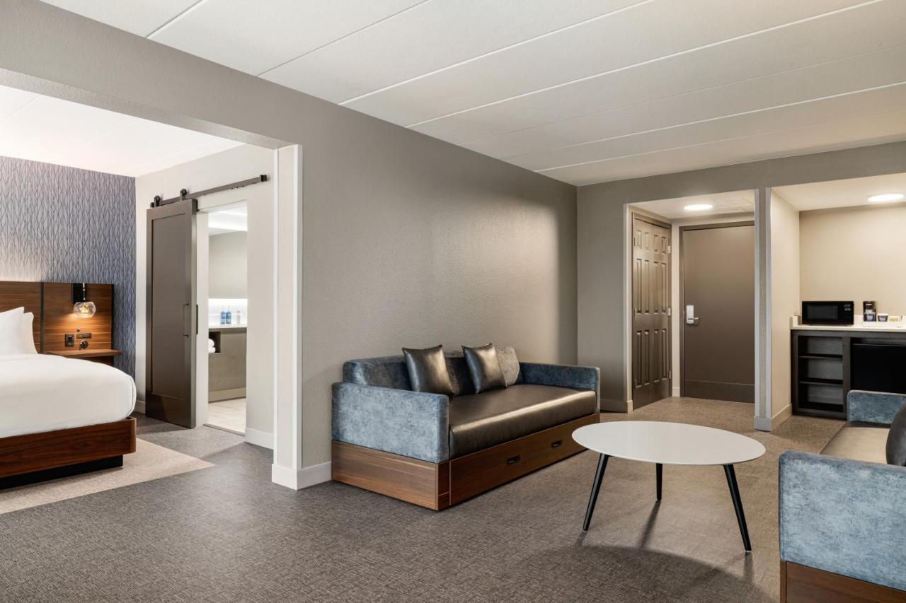 King Suite with Sofa Bed at Four Points by Sheraton Columbus-Polaris