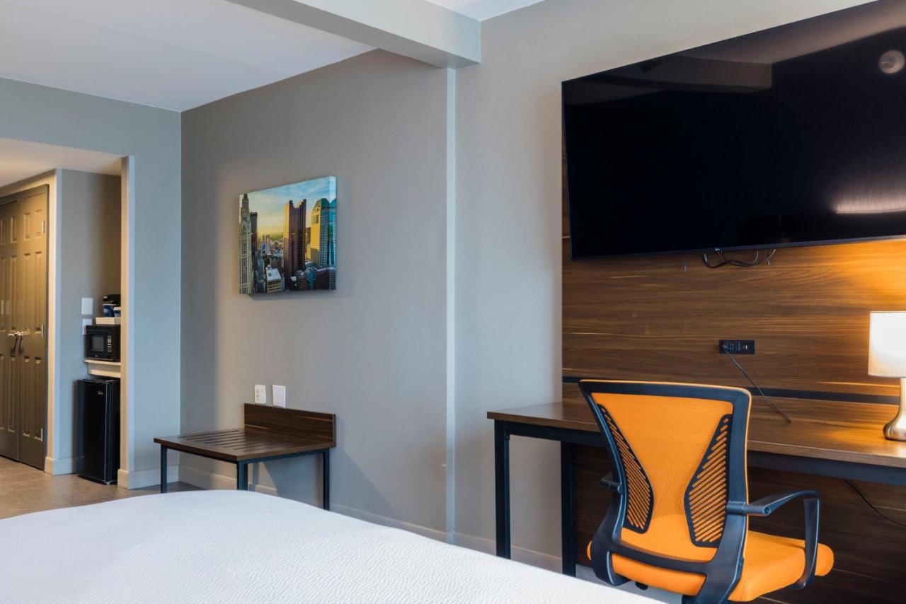 Guest Room, 1 King at Four Points by Sheraton Columbus-Polaris