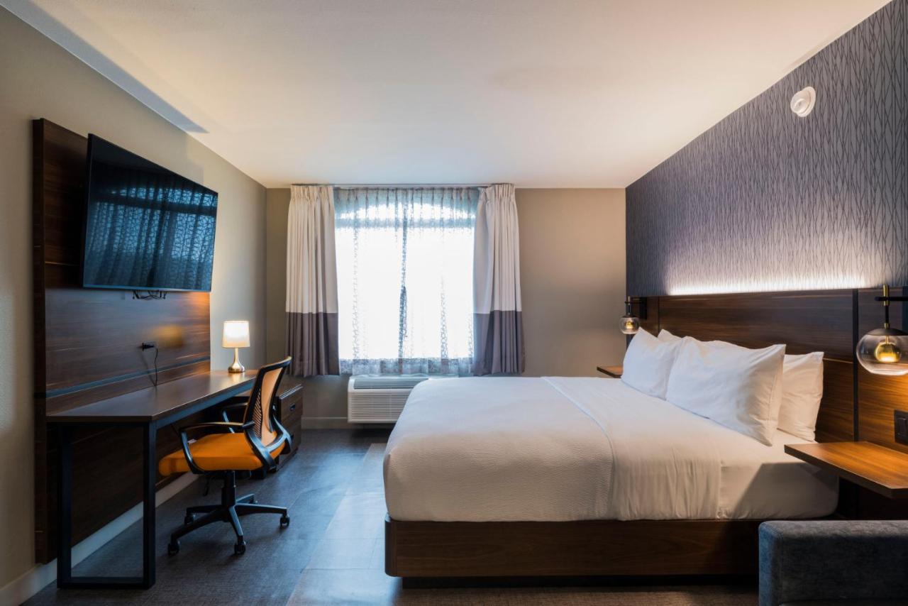 Guest Room, 1 King at Four Points by Sheraton Columbus-Polaris