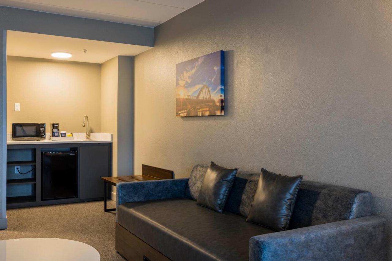 King Suite with Sofa Bed at Four Points by Sheraton Columbus-Polaris