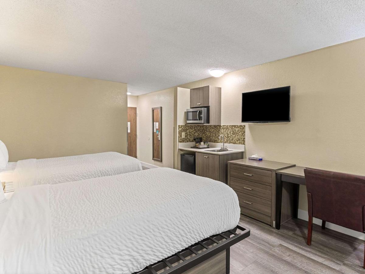 Standard Queen Room with Two Queen Beds - Non-Smoking at Clarion Pointe Savannah Gateway I-95