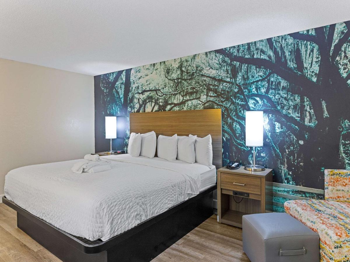 King Room - Accessible/Non-Smoking at Clarion Pointe Savannah Gateway I-95