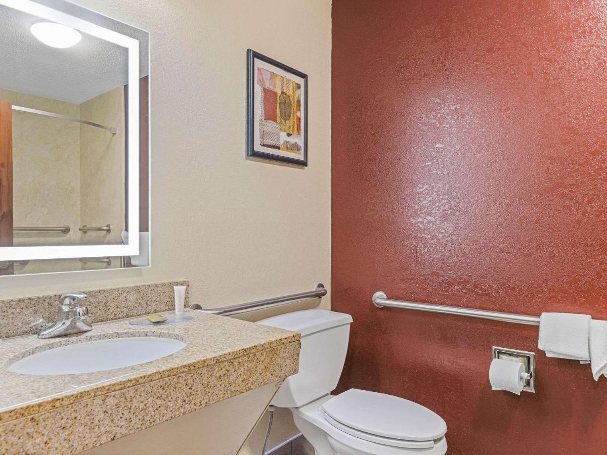 King Room - Accessible/Non-Smoking at Clarion Pointe Savannah Gateway I-95