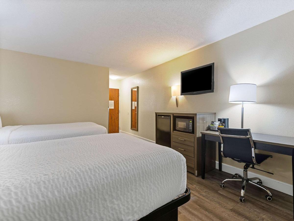 Standard Queen Room with Two Queen Beds - Non-Smoking at Clarion Pointe Savannah Gateway I-95