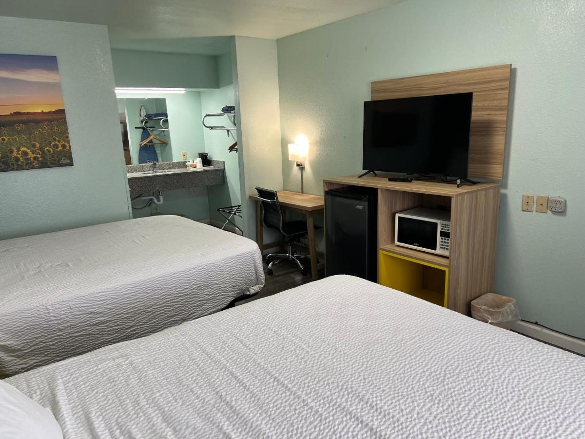 Queen Room with Two Queen Beds - Non-Smoking at Days Inn by Wyndham Pratt