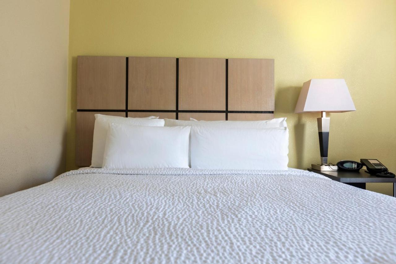 Queen Studio - Disability Access/Non-Smoking at Candlewood Suites Colonial Heights Fort Lee, an IHG Hotel