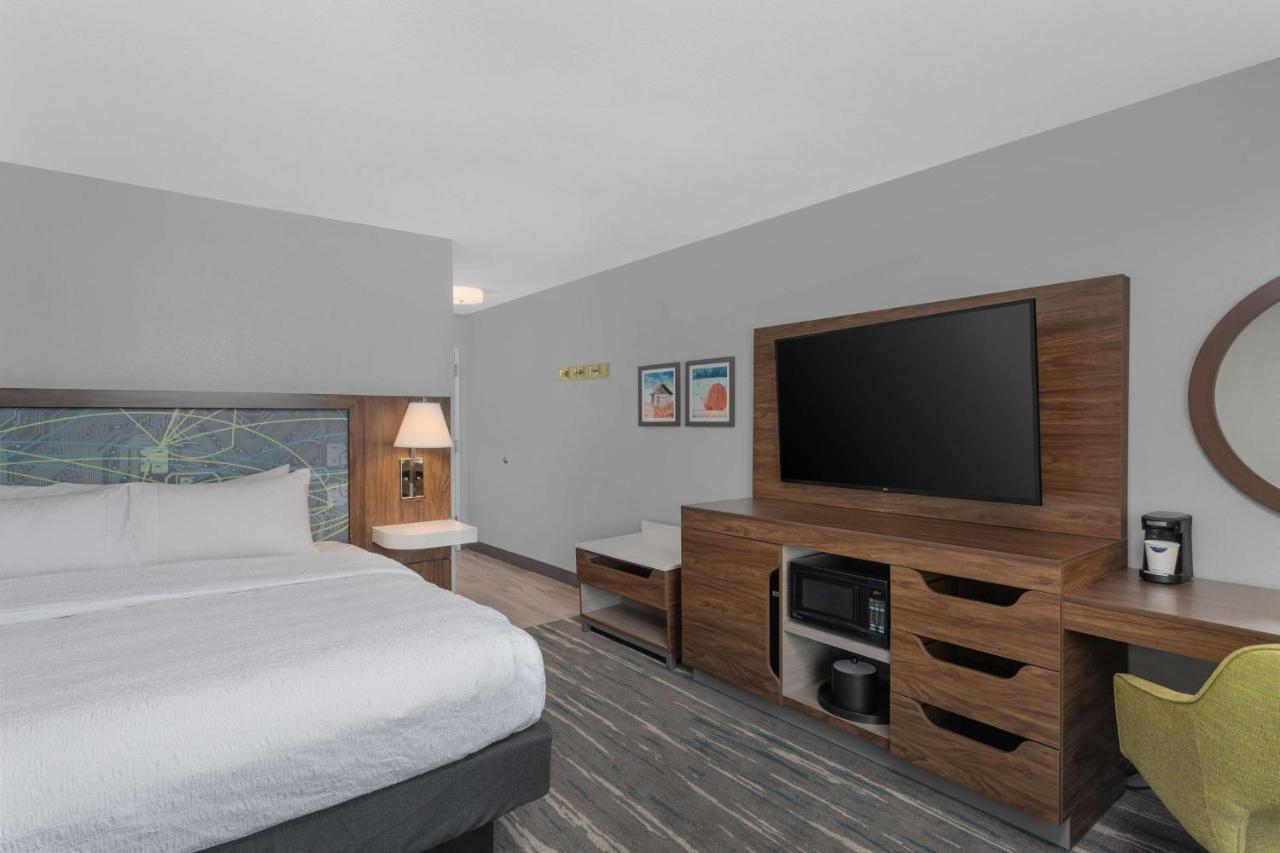 King Room at Hampton Inn & Suites Lincoln - Northeast I-80