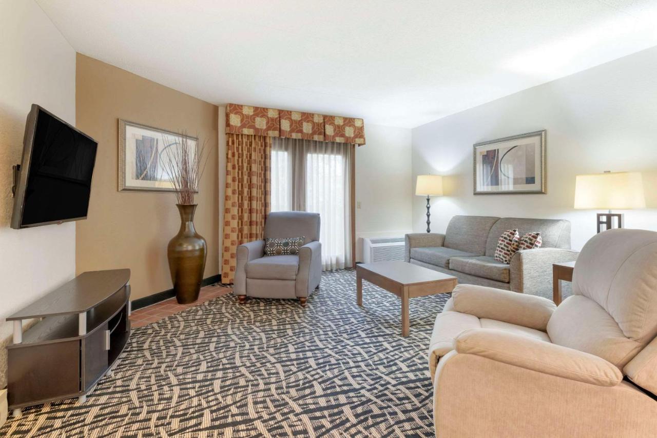 | Quality Inn & Suites Mayo Clinic Area