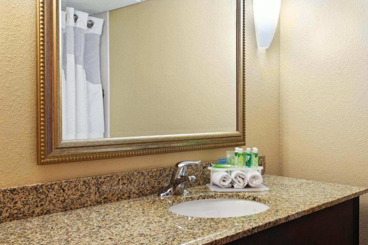 | Holiday Inn Express Hotel & Suites Knoxville-North-I-75 Exit 112, an IHG Hotel