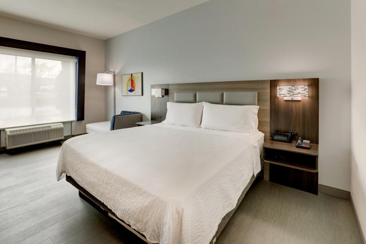 Room Selected at Check-In at Holiday Inn Express & Suites Richmond by IHG