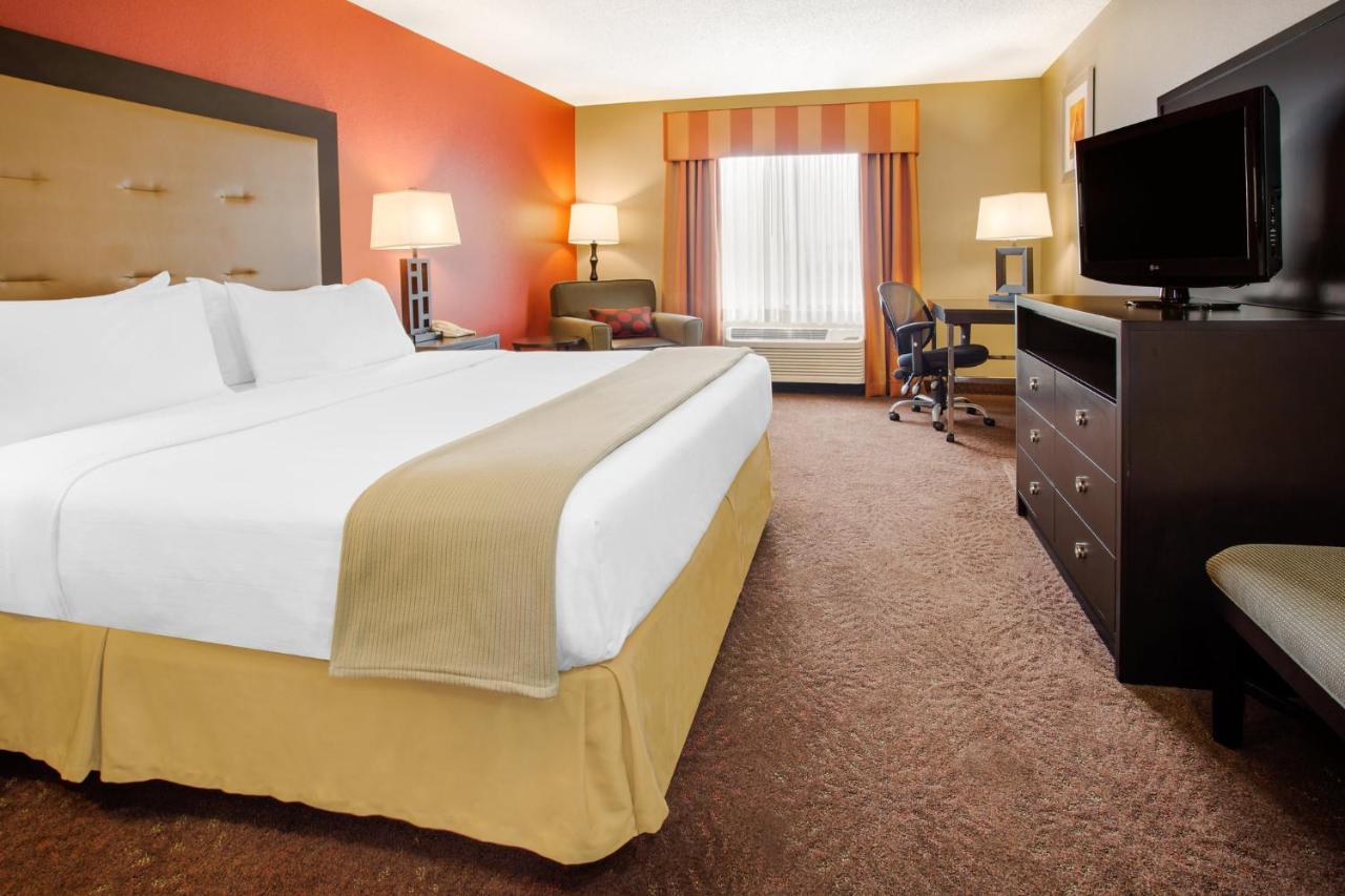 | Holiday Inn Express & Suites - Muncie, an IHG Hotel