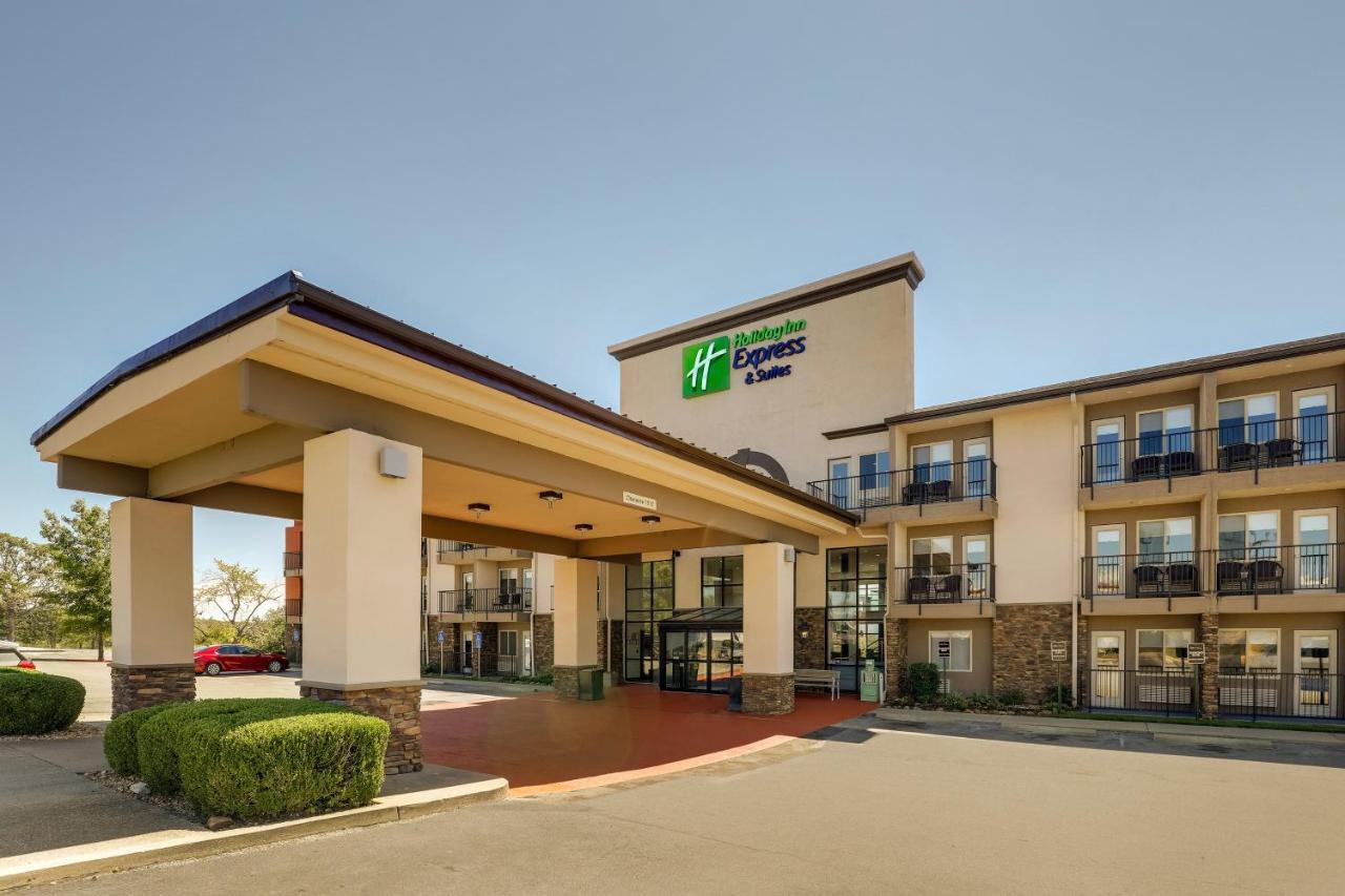 | Holiday Inn Express Hotel & Suites Branson 76 Central, an IHG Hotel