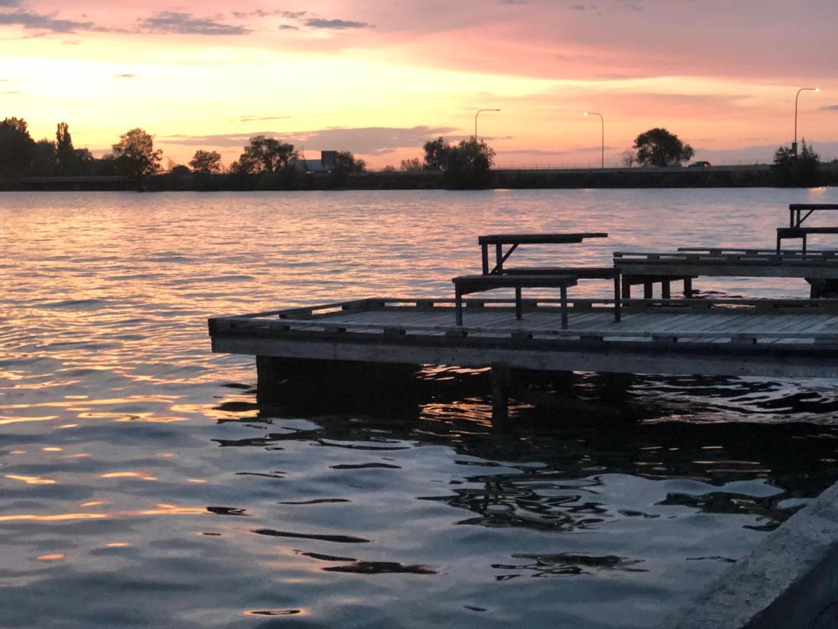 | Lakeshore Inn Water Front