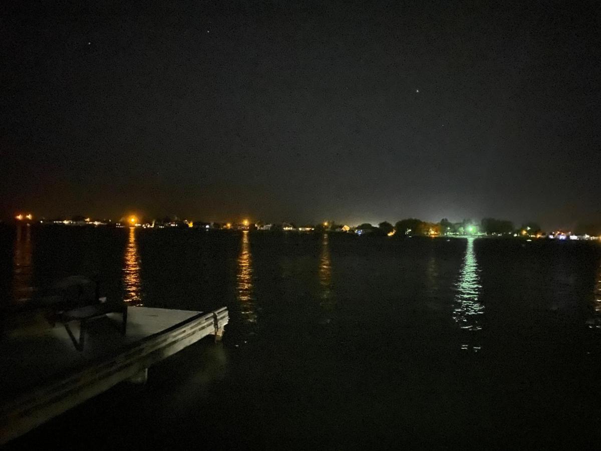  | Lakeshore Inn Water Front