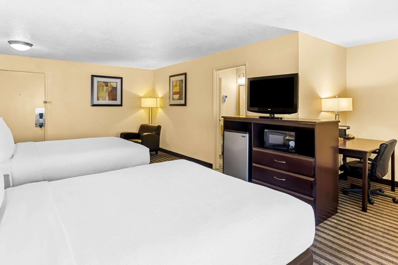 Queen Room with Two Queen Beds - Non-Smoking at Quality Inn & Suites Vancouver - Hazel Dell