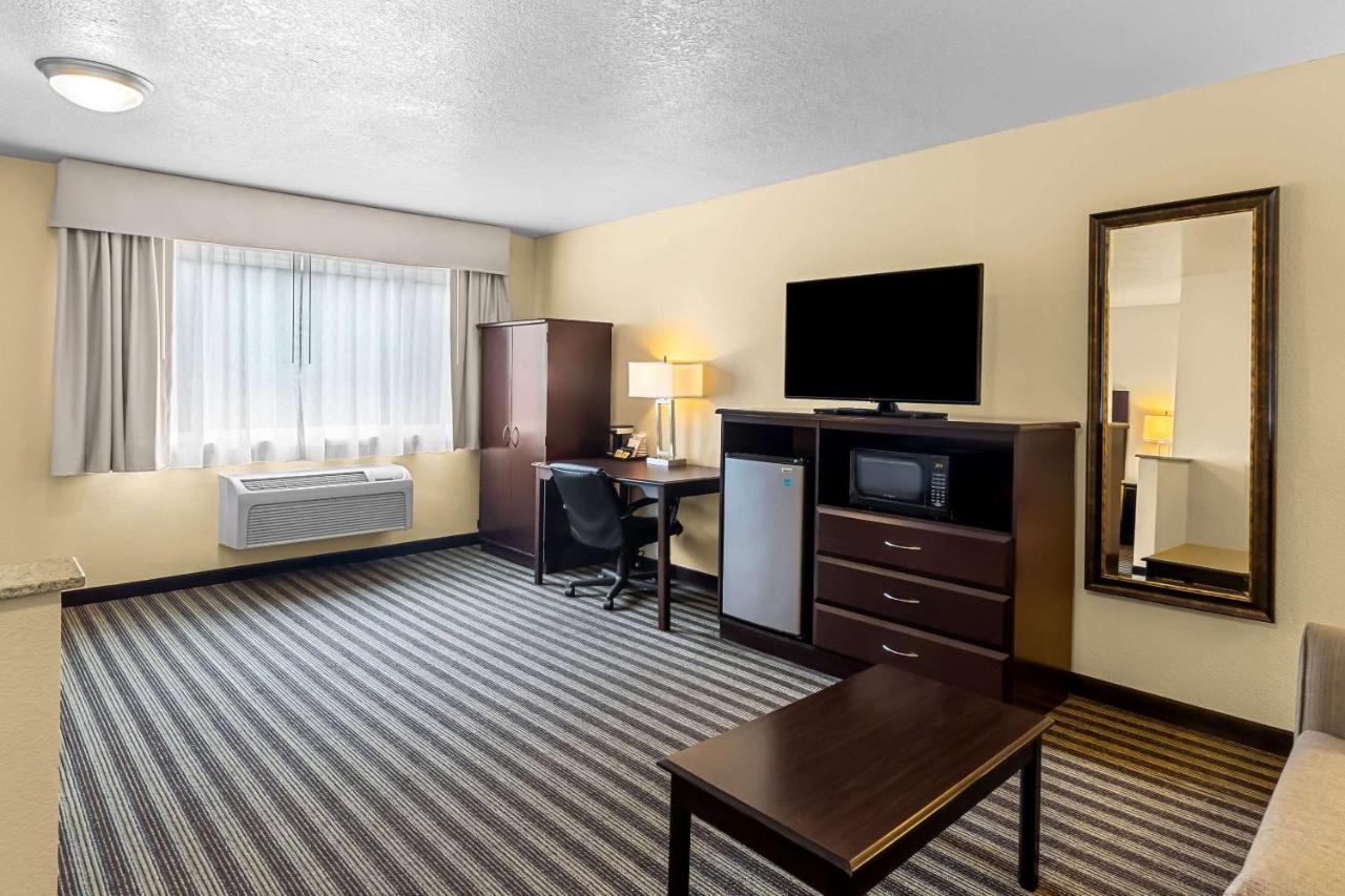 King Suite - Non-Smoking at Quality Inn & Suites Vancouver - Hazel Dell