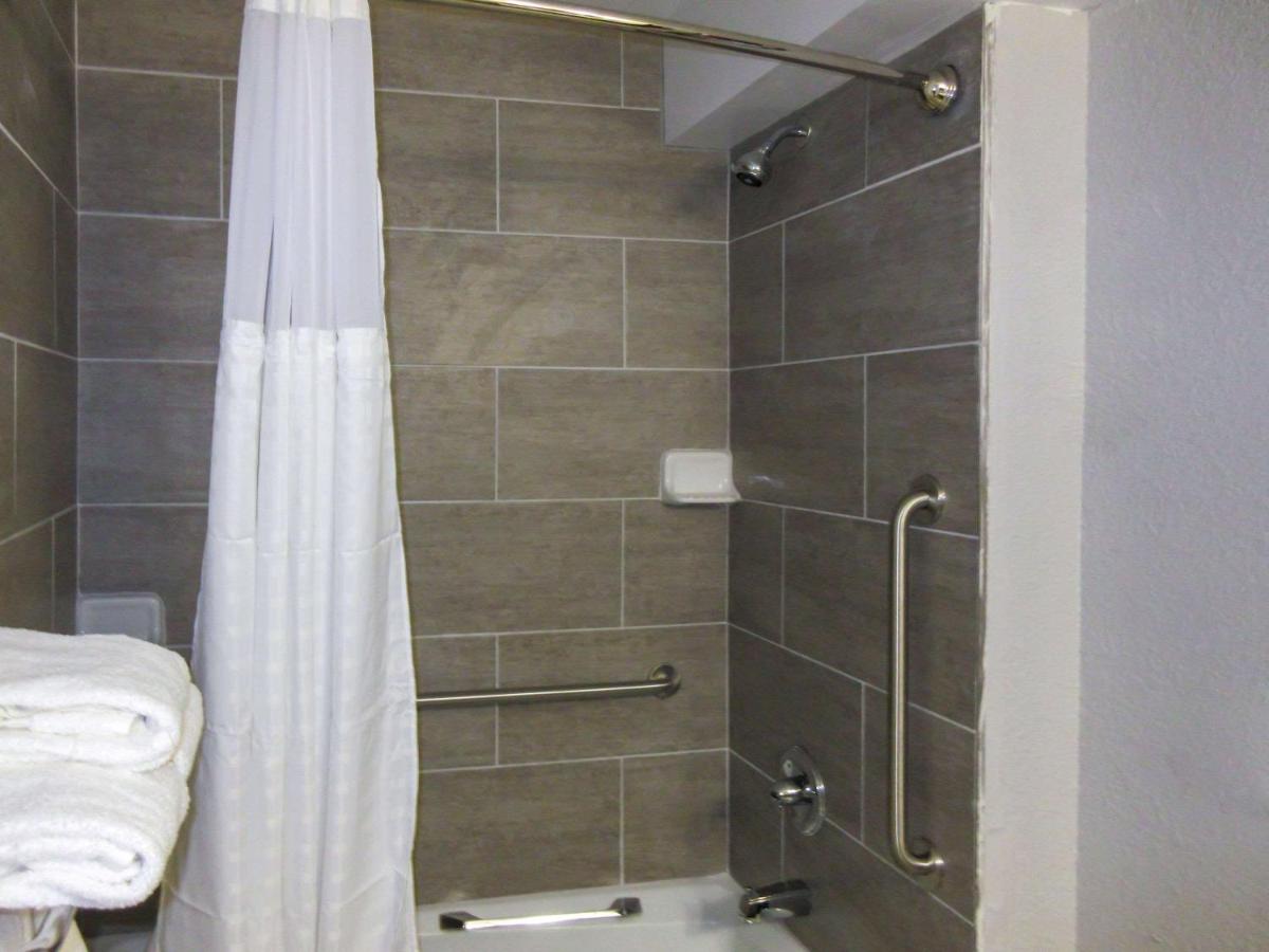 Double Room with Tub - Accessible/Non-Smoking at Quality Inn & Suites Hammond Near I-8090