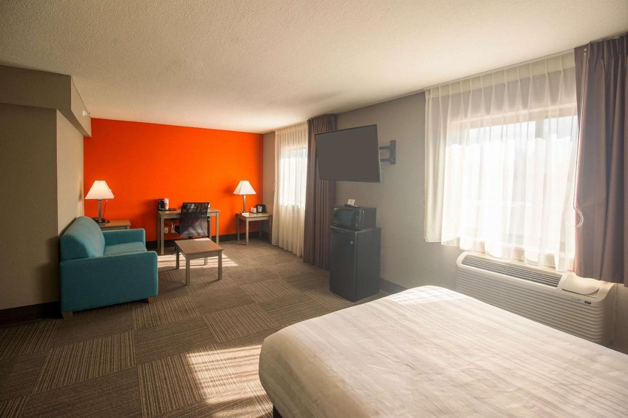 Suite with Double Bed and Roll-In Shower - Accessible/Non-Smoking at Quality Inn & Suites Hammond Near I-8090