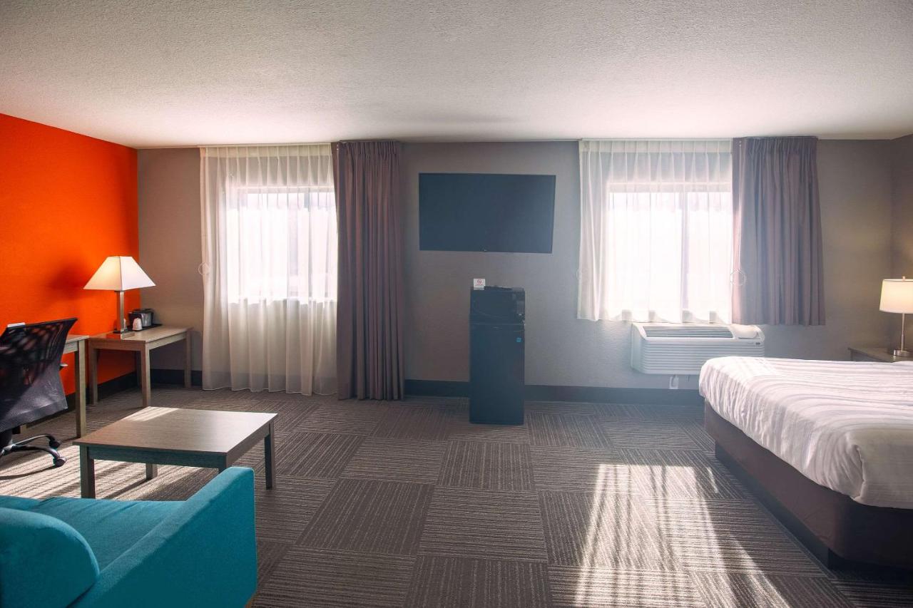 Suite with Double Bed and Roll-In Shower - Accessible/Non-Smoking at Quality Inn & Suites Hammond Near I-8090