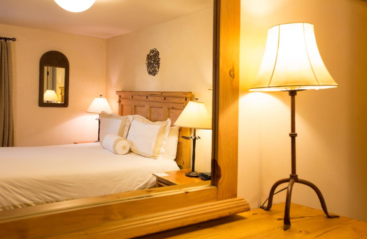 One-Bedroom Suite at Blue Iguana Inn