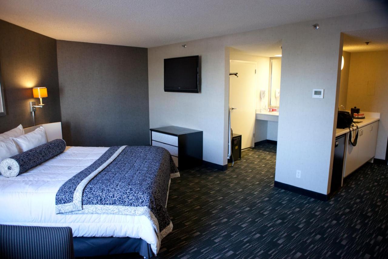 Executive King Studio Suite - Non-Smoking at Ramada Plaza by Wyndham West Hollywood Hotel & Suites