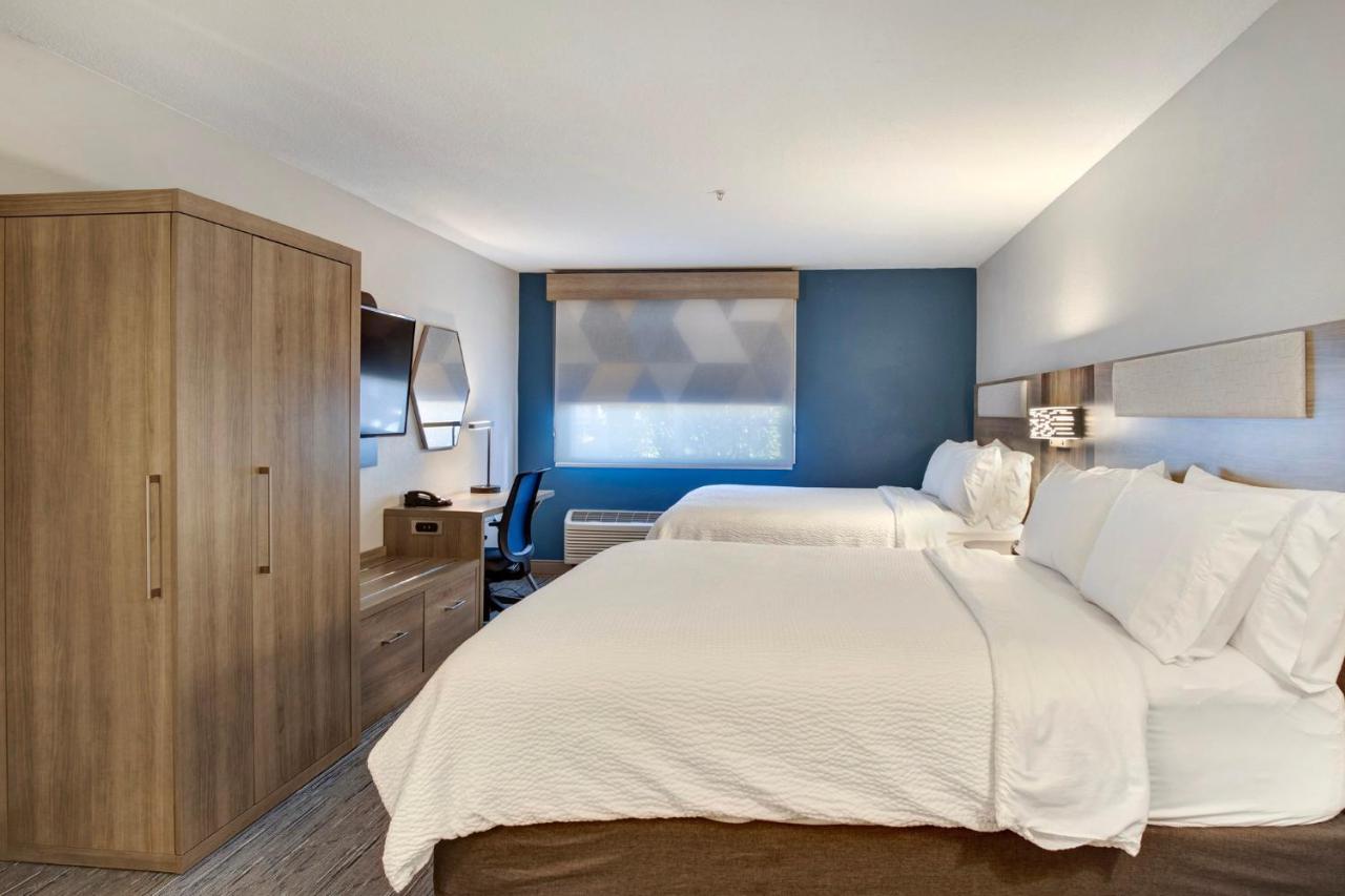 Queen Room with Two Queen Beds at Holiday Inn Express Portland East - Troutdale by IHG