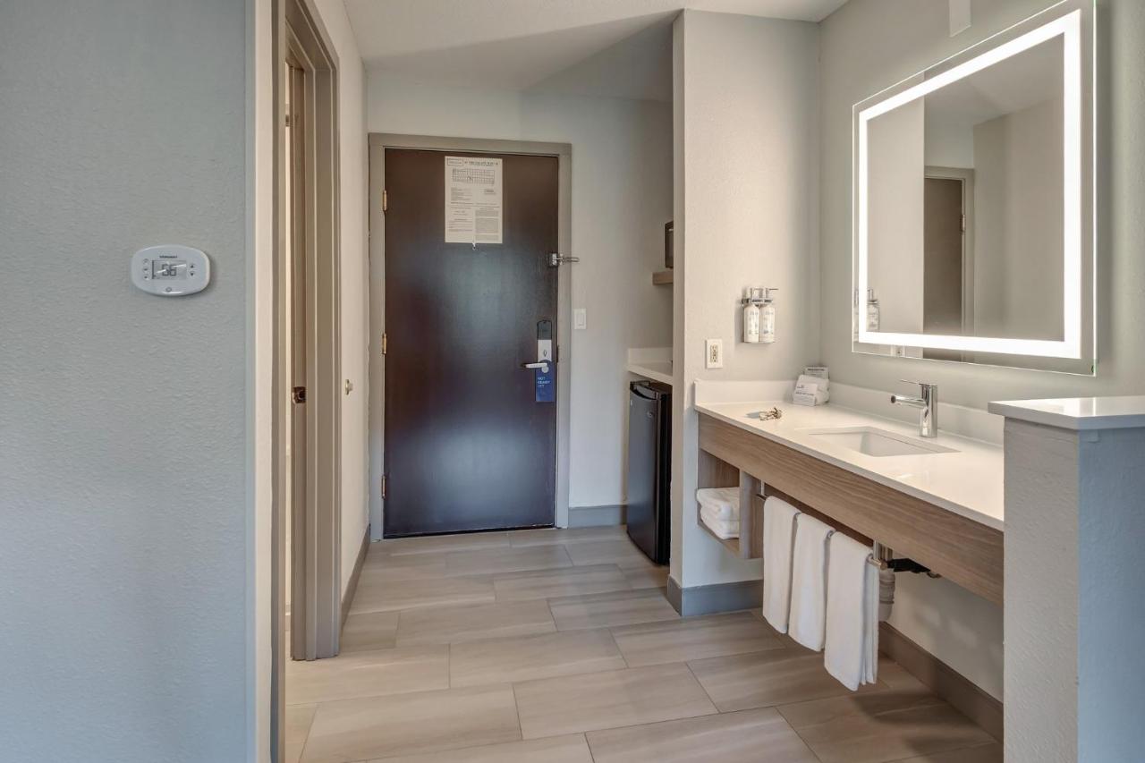 Executive King Suite at Holiday Inn Express Portland East - Troutdale by IHG