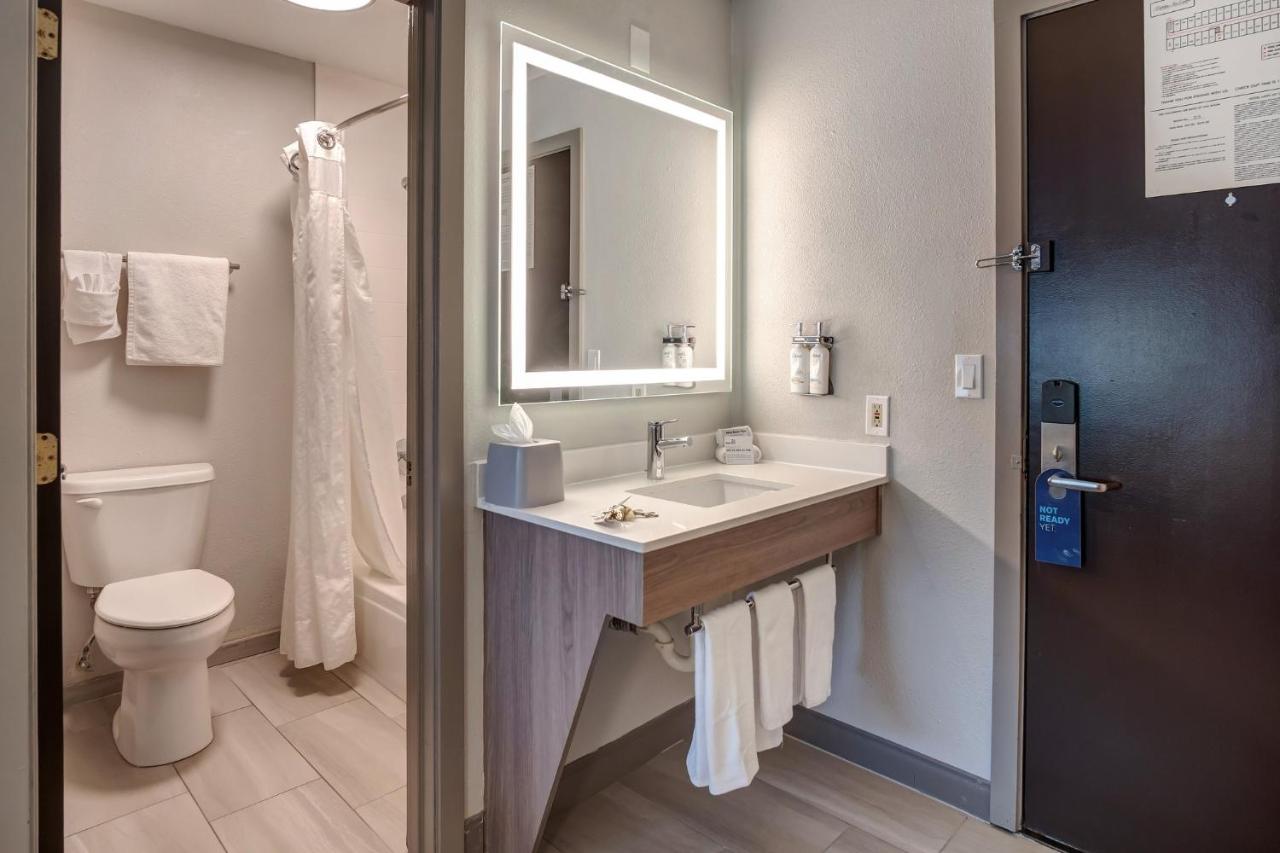 Executive Queen Room at Holiday Inn Express Portland East - Troutdale by IHG