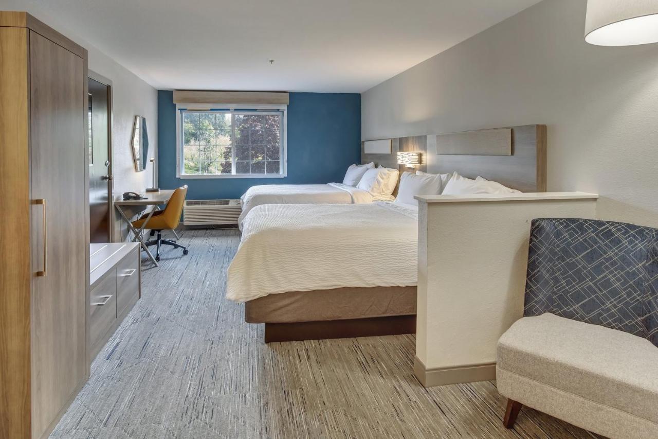 Executive Queen Room with Two Queen Beds at Holiday Inn Express Portland East - Troutdale by IHG