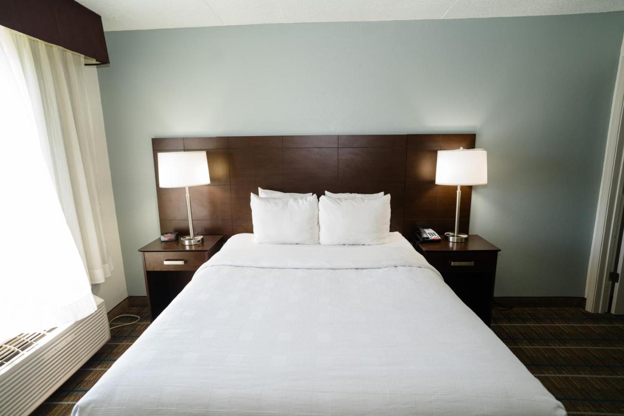 Queen Room - Non-Smoking at MainStay Suites Knoxville North I-75
