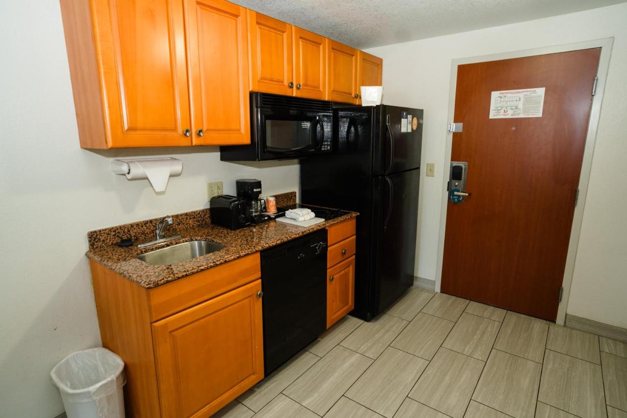 Queen Room - Non-Smoking at MainStay Suites Knoxville North I-75