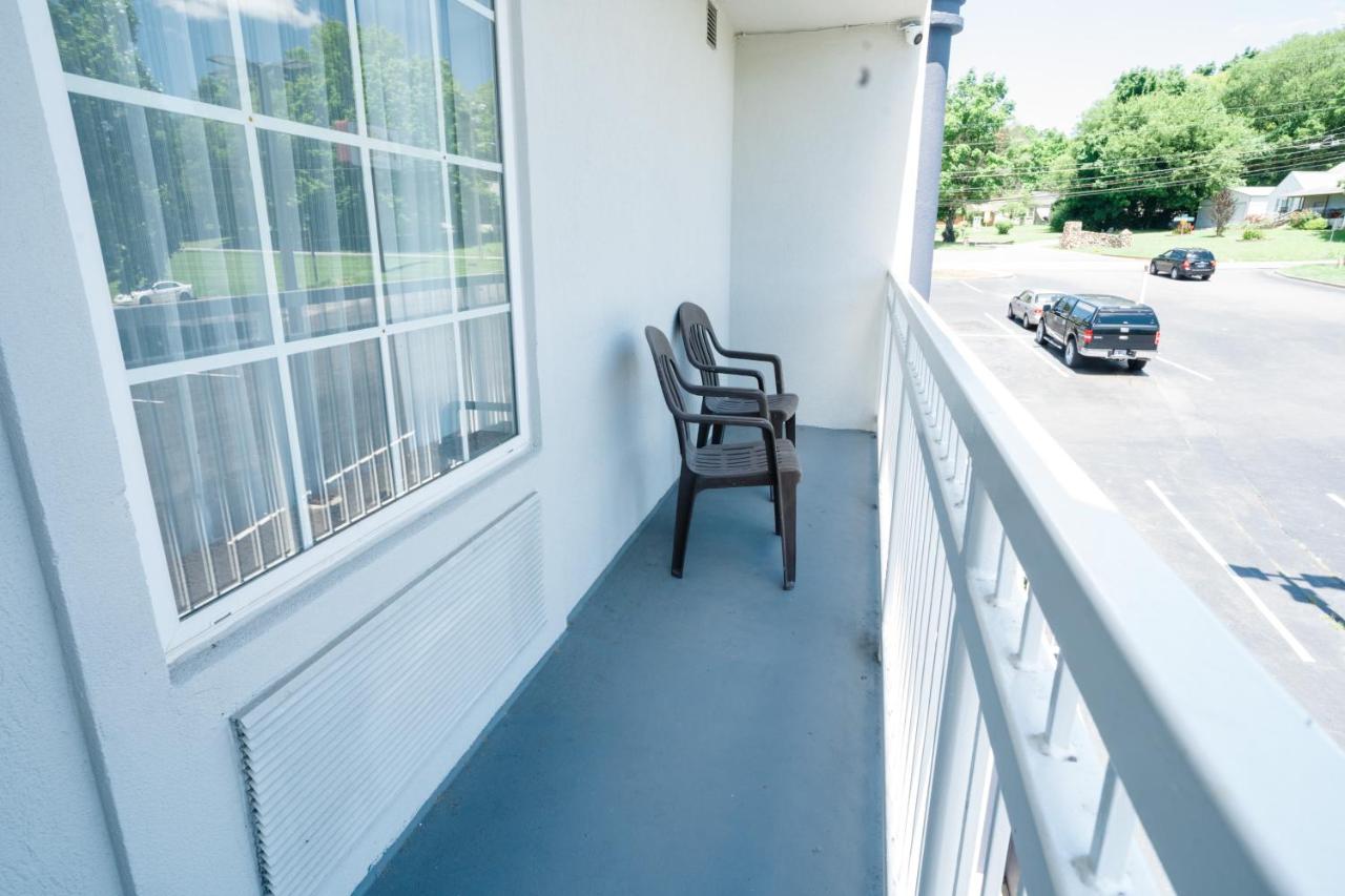 King Suite - Non-Smoking at MainStay Suites Knoxville North I-75