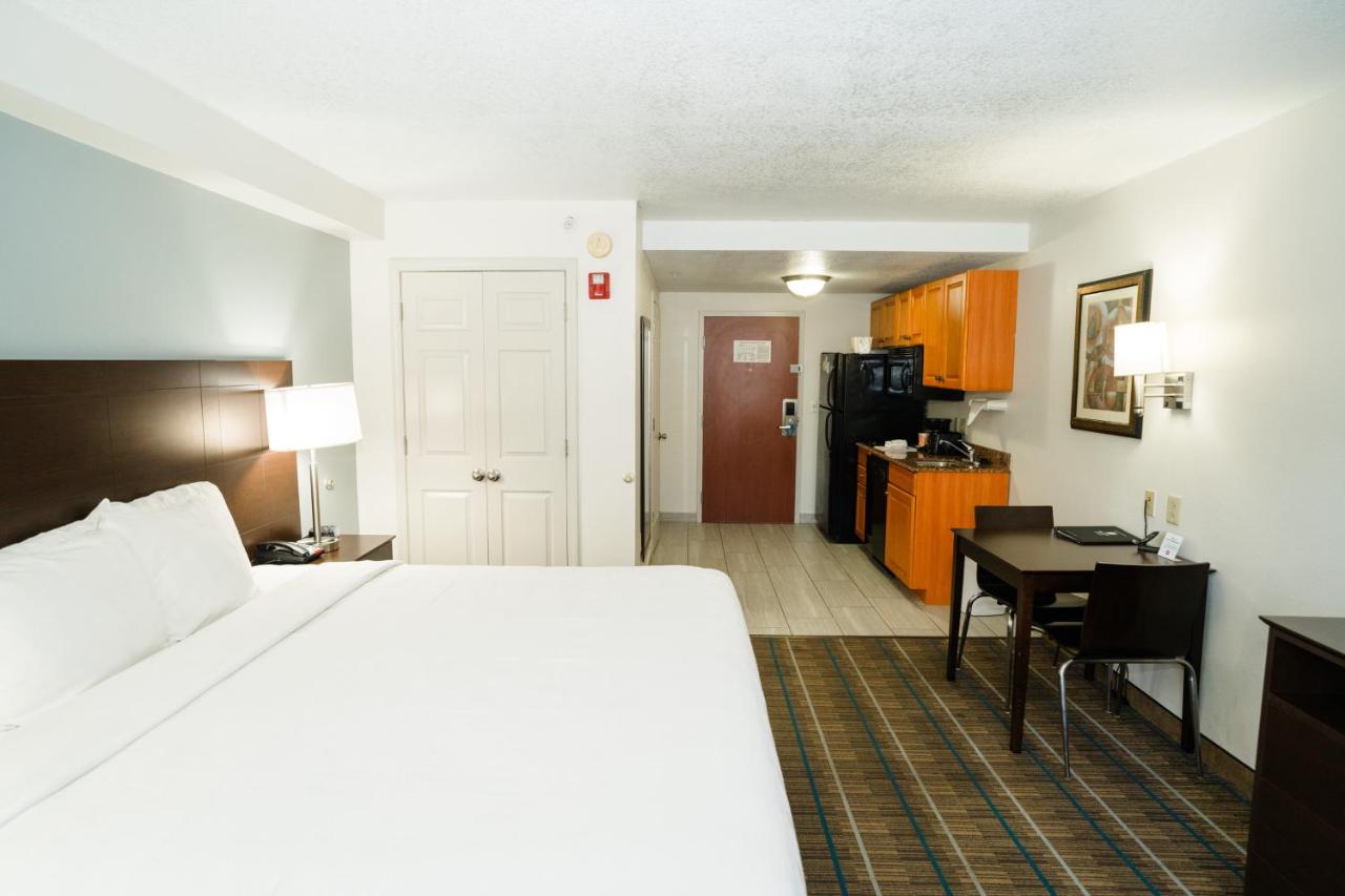 Efficiency King Room - Smoking at MainStay Suites Knoxville North I-75