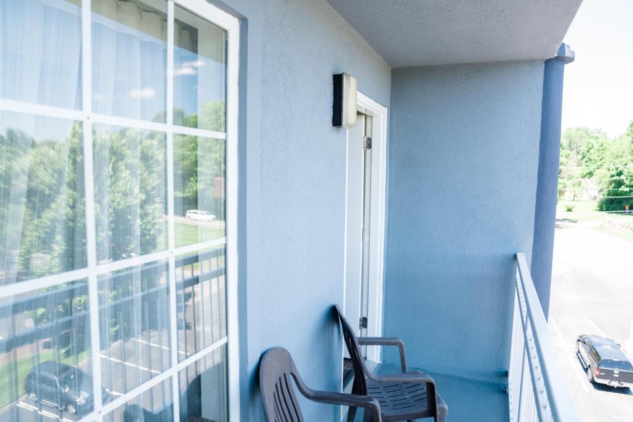 King Suite - Smoking at MainStay Suites Knoxville North I-75