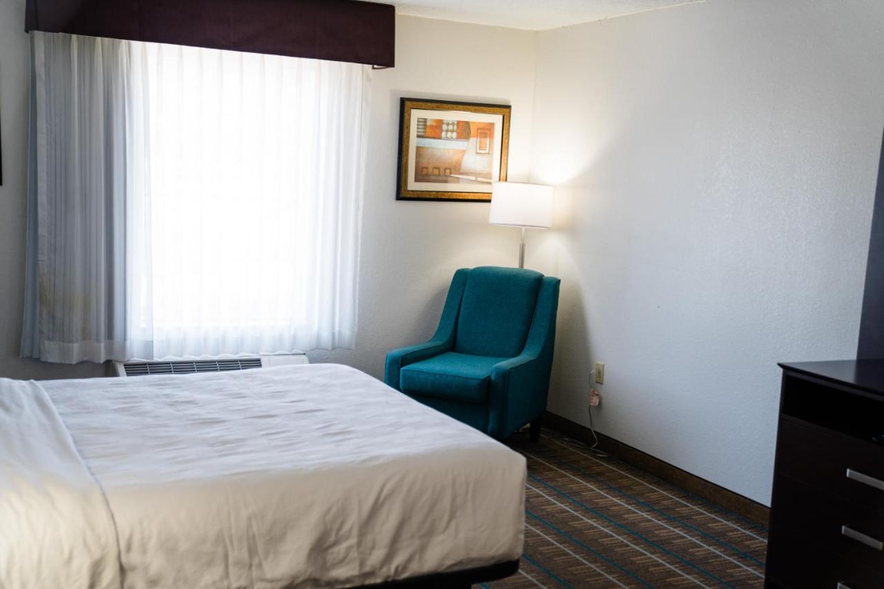 Efficiency King Room - Accessible/Non-Smoking at MainStay Suites Knoxville North I-75