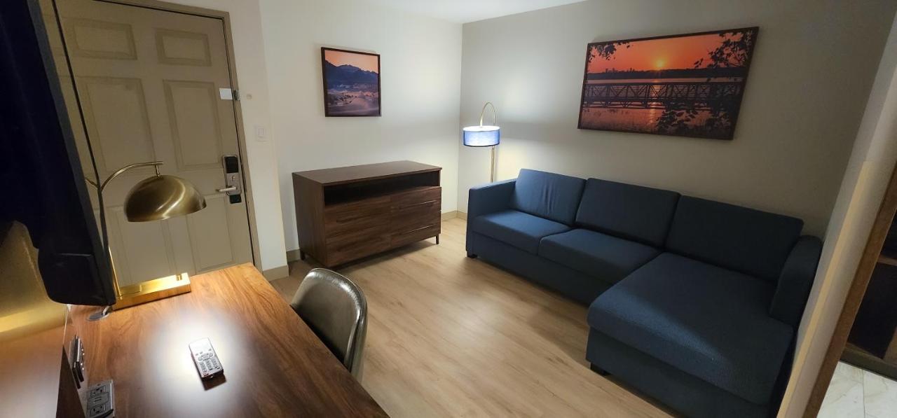 King Suite at La Quinta Inn & Suites by Wyndham Dallas Mesquite