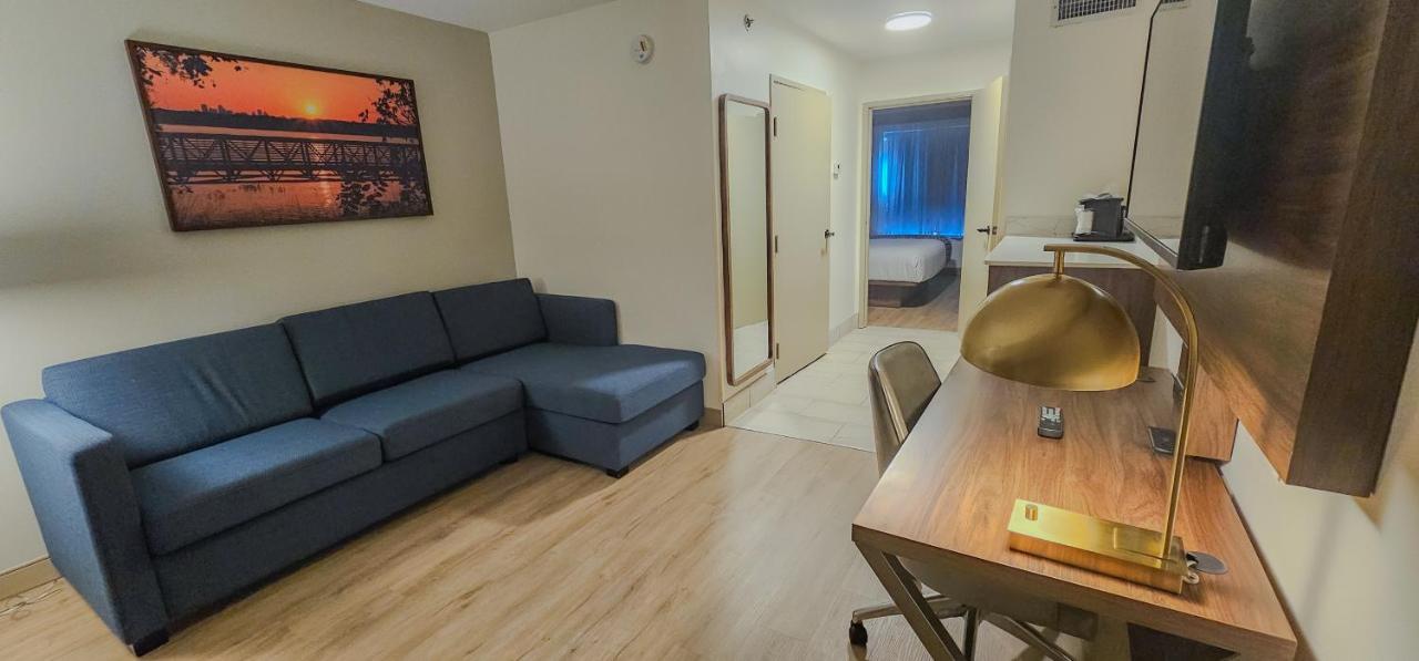 King Suite at La Quinta Inn & Suites by Wyndham Dallas Mesquite