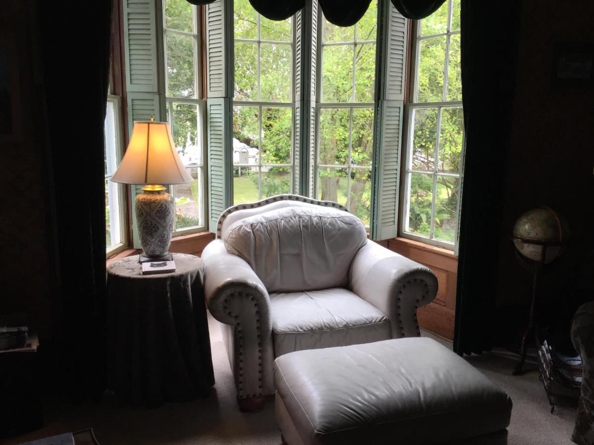 | Shaw House Inn