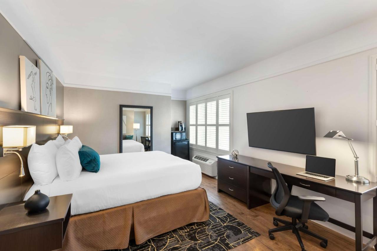 King Room with Jacuzzi at Best Western Plus Hawthorne Terrace Hotel