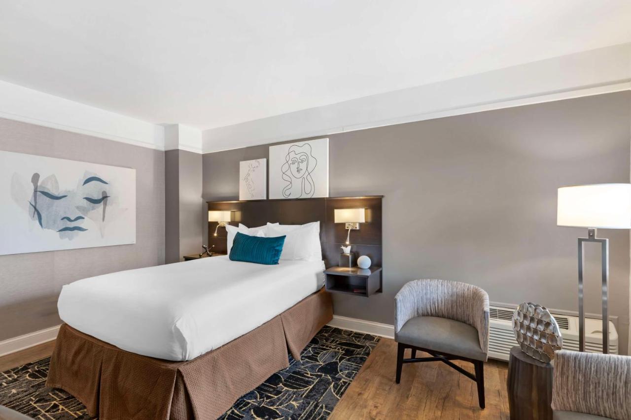 Queen Room at Best Western Plus Hawthorne Terrace Hotel