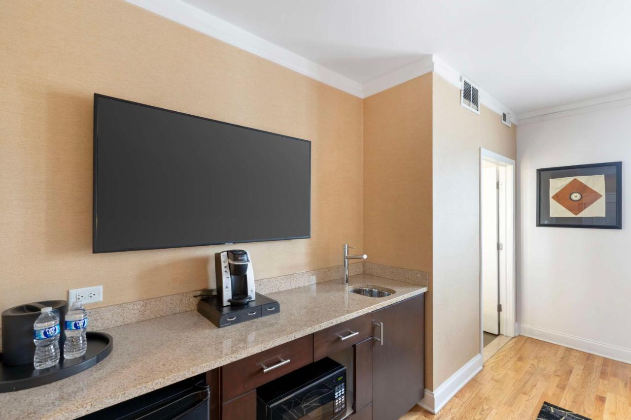 King Room at Best Western Plus Hawthorne Terrace Hotel
