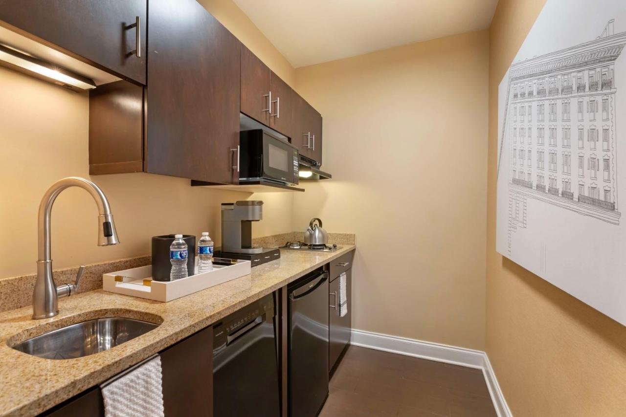 Deluxe King Suite with View at Best Western Plus Hawthorne Terrace Hotel