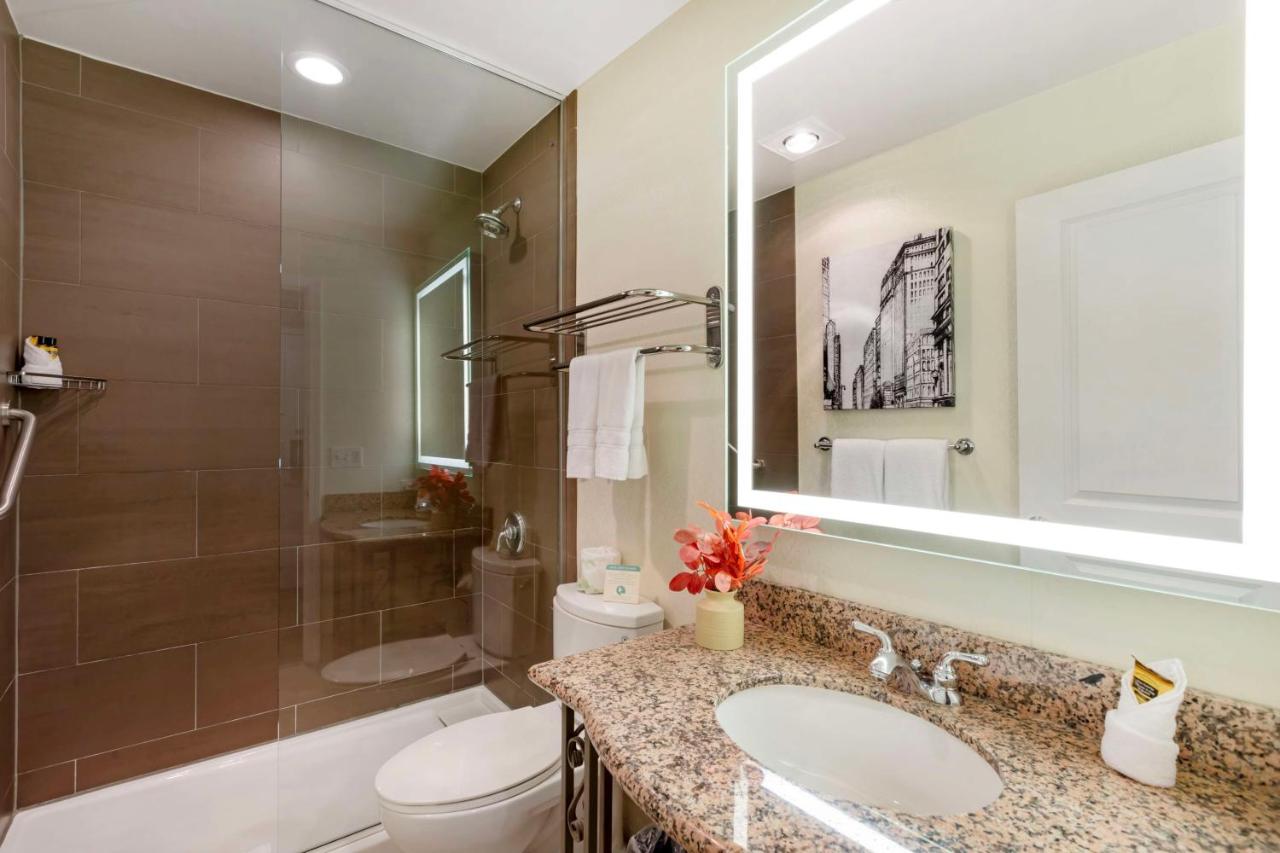 Queen Room at Best Western Plus Hawthorne Terrace Hotel