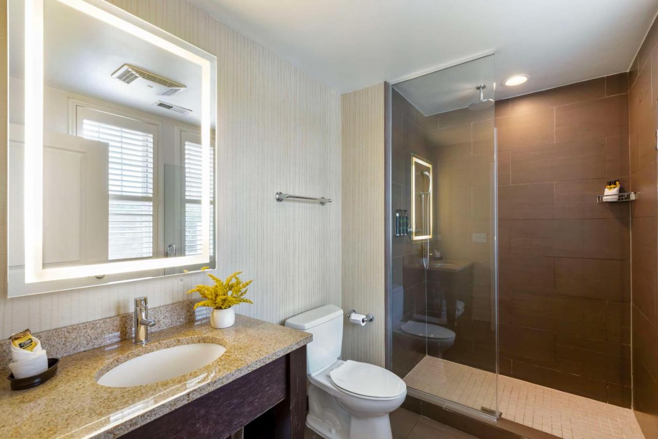 King Room at Best Western Plus Hawthorne Terrace Hotel