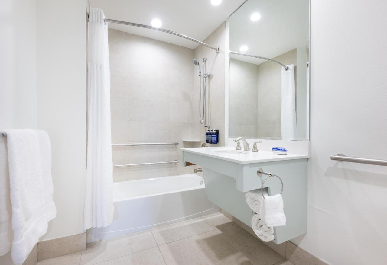 Tropical View King Accessible at Islander Resort